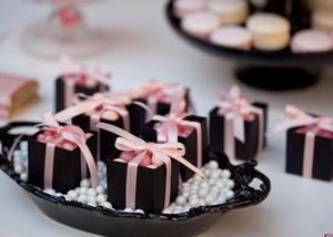 Đặt tiệc gia đình – Điểm tô cho buổi tiệc sinh nhật với sắc hồng – đen ấn tượng